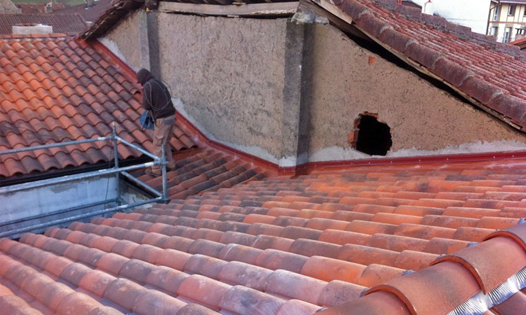 Reparación de tejas de cubierta de edificio